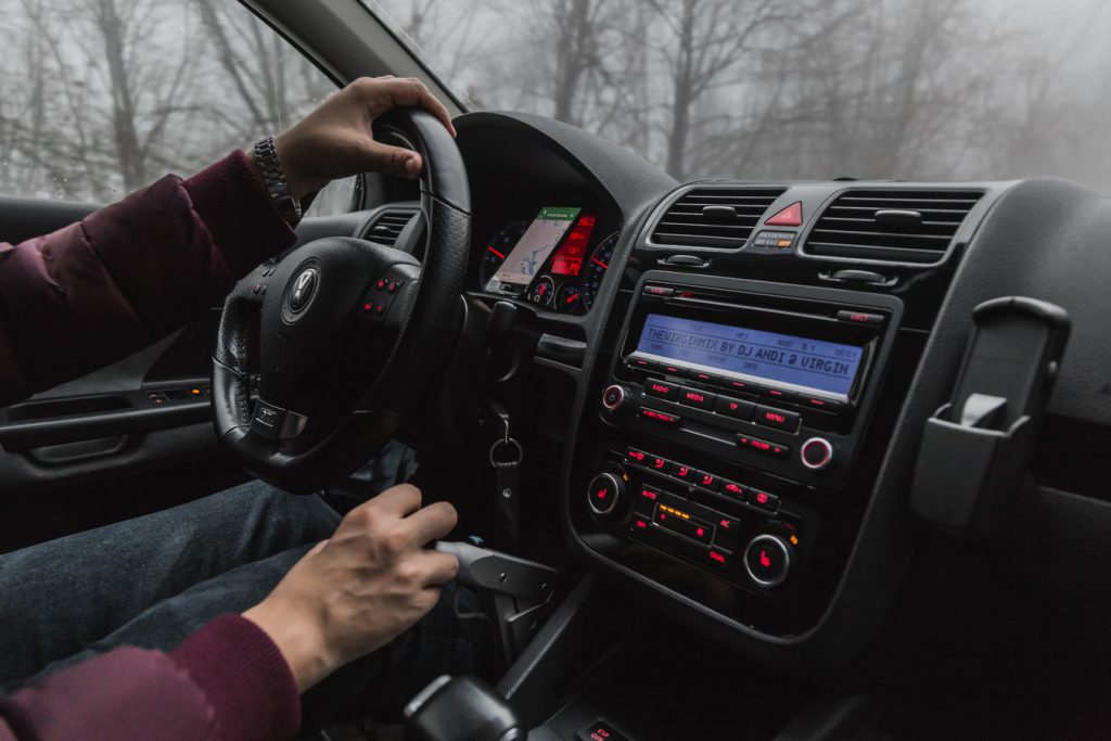 Voiture d'occasion équipée d'un autoradio CD classique