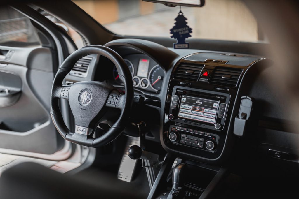 Voiture haut de gamme équipée d'un autoradio GPS