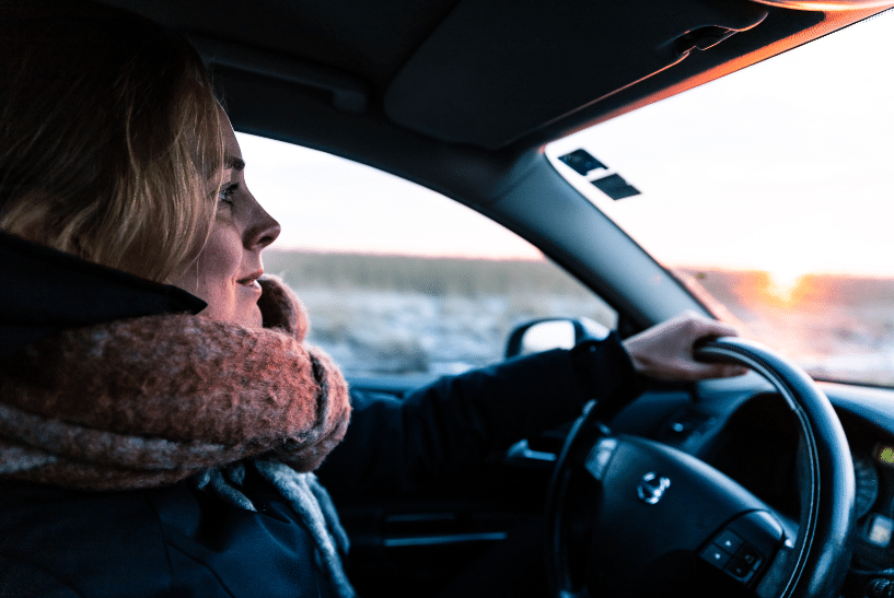 Jeune conductrice au volant d'une voiture