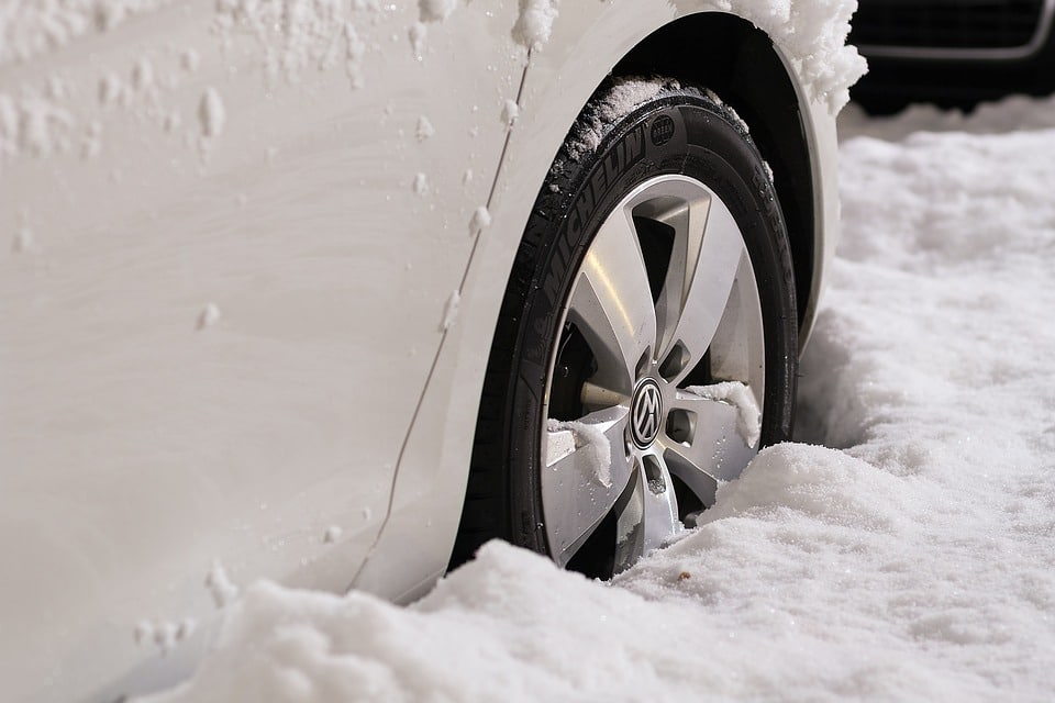 Voiture équipée de pneus hiver ou 4 saisons dans la neige