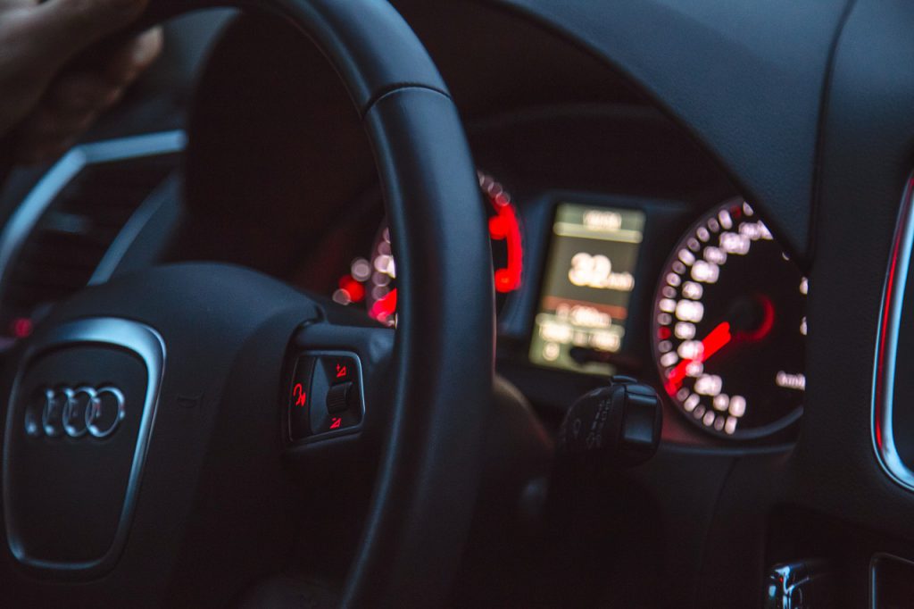 intérieur de voiture avec logo audi sur le volant